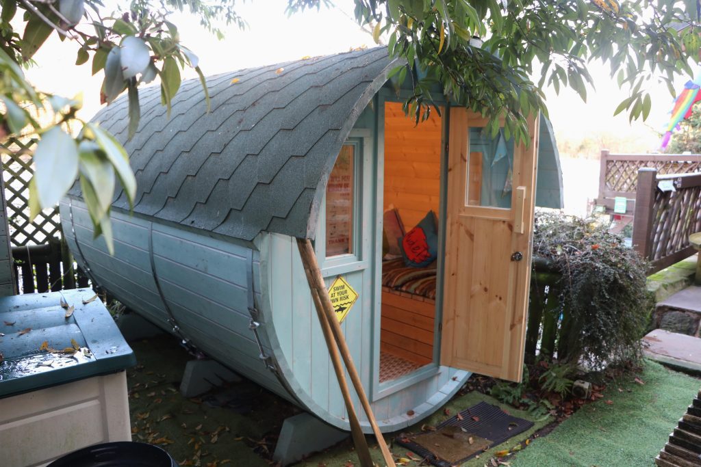 Glamping Pod that Sleeps 2 with Electricity Cool Cabin
